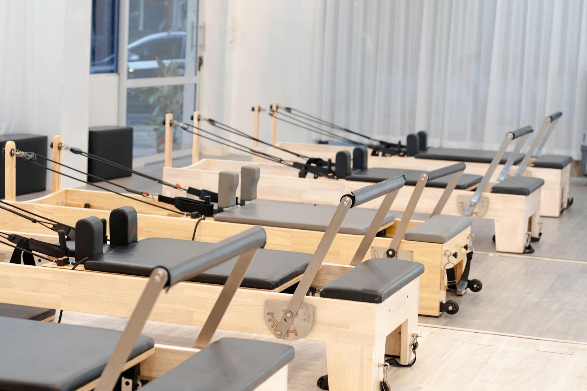 Klassische Pilates-Geräte im Studio